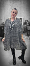 Lade das Bild in den Galerie-Viewer, Mädchenglück Onesized Oversized Pullover aus Viskose und Baumwolle
