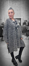 Load image into Gallery viewer, Mädchenglück Onesized Oversized Pullover aus Viskose und Baumwolle
