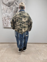 Lade das Bild in den Galerie-Viewer, H4 Jeansmantel mit Camouflage und Cut Outs Used Style bis Gr 58/60
