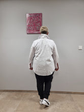 Load image into Gallery viewer, H4 Bluse mit Flechtdesign in Schwarz und Weiß vorne in 3 Größen bis Gr 54/56
