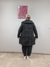 Load image into Gallery viewer, Wattierte Jacke von Mädchenglück KOLLEKTION 2022/23 in Schwarz und 3 Größen bis Gr 60
