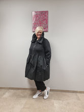 Load image into Gallery viewer, Mädchenglück Jacke in 4 Größen bis Gr 60 mit Taft in Schwarz
