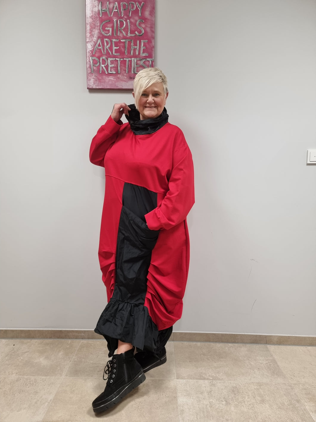 Mädchenglück Kleid Kollektion 2022/23 in 3 Größen und 2 Farben Schwarz und Rot mit Taft