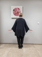 Lade das Bild in den Galerie-Viewer, Tunika von Sempre Piu in Schwarz mit Strassmotiven und Trompetenärmeln Jersey
