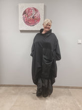 Lade das Bild in den Galerie-Viewer, Mädchenglück Kleid Kollektion 2022/23 in 3 Größen und 2 Farben Schwarz und Rot mit Taft
