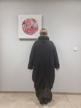 Load image into Gallery viewer, Mädchenglück Kleid Kollektion 2022/23 in 3 Größen und 2 Farben Schwarz und Rot mit Taft
