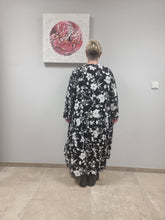Lade das Bild in den Galerie-Viewer, Viskose Kleid von unserem Label Mädchenglück mit Blumenmuster bis Größe 64
