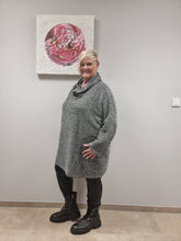 Load image into Gallery viewer, Mädchenglück Pullover in 2 Größen mit Fall Rollkragen
