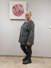Load image into Gallery viewer, Mädchenglück Pullover in 2 Größen Grau Schwarz Weiß
