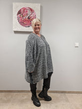 Load image into Gallery viewer, Mädchenglück Onesized Oversized Pullover aus Viskose und Baumwolle
