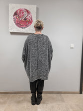 Lade das Bild in den Galerie-Viewer, Mädchenglück Onesized Oversized Pullover aus Viskose und Baumwolle
