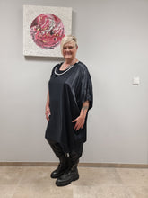 Lade das Bild in den Galerie-Viewer, Longtunika Kleid von CN-G mit abnehmbarer Kette und Satineinsatz

