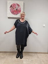 Lade das Bild in den Galerie-Viewer, Longtunika Kleid von CN-G mit abnehmbarer Kette und Satineinsatz
