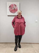 Load image into Gallery viewer, Bluse Mädchenglück in 3 Größen und 4 Farben bis Größe 60 mit seitlichem Reißverschluss
