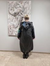 Lade das Bild in den Galerie-Viewer, Regenmantel von CN-G in Partiell Schwarz Bunt bis Größe 58/60
