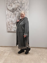 Lade das Bild in den Galerie-Viewer, Sweat Mantel von CN-G in Schwarz und Grau mit Lackeinsätzen Onesized bis Größe 64

