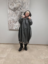 Lade das Bild in den Galerie-Viewer, Sweat Mantel von CN-G in Schwarz und Grau mit Lackeinsätzen Onesized bis Größe 64
