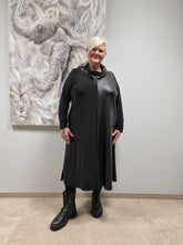 Load image into Gallery viewer, Kleid von CN-G in 4 Größen bis Größe 60 mit Lederlook einseitig
