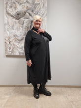 Lade das Bild in den Galerie-Viewer, Kleid von CN-G in 4 Größen bis Größe 60 mit Lederlook einseitig

