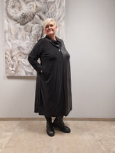 Lade das Bild in den Galerie-Viewer, Kleid von CN-G in 4 Größen bis Größe 60 mit Lederlook einseitig
