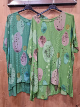 Load image into Gallery viewer, Asymmetrisch geschnittene Viskose Bluse in 2 Farben
