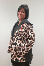 Lade das Bild in den Galerie-Viewer, CNG Blazer Jacke mit Leoprint und Kapuze Gr 42 bis 64
