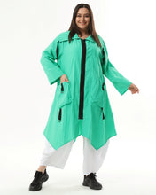 Lade das Bild in den Galerie-Viewer, Kollektion Mädchenglück Sommer Trenchcoat von unserem Label Mädchenglück in Smaragd bis Größe 58/60
