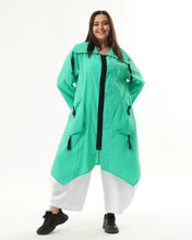 Load image into Gallery viewer, Kollektion Mädchenglück Sommer Trenchcoat von unserem Label Mädchenglück in Smaragd bis Größe 58/60
