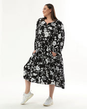 Load image into Gallery viewer, Viskose Kleid von unserem Label Mädchenglück mit Blumenmuster bis Größe 64
