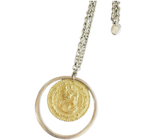 Load image into Gallery viewer, Lange Halskette mit Ring und Münze in Silber/Gold Mix
