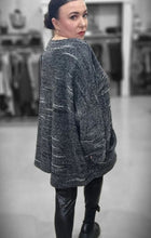 Lade das Bild in den Galerie-Viewer, Mädchenglück Pullover in 2 Größen Grau Schwarz Weiß
