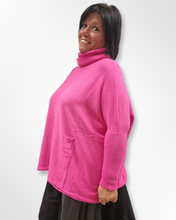 Lade das Bild in den Galerie-Viewer, Kuscheliger Rollkragenpullover alle Größen in Rosa mit weiterem Hals
