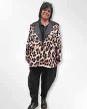 Lade das Bild in den Galerie-Viewer, CNG Blazer Jacke mit Leoprint und Kapuze Gr 42 bis 64
