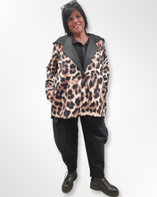 Lade das Bild in den Galerie-Viewer, CNG Blazer Jacke mit Leoprint und Kapuze Gr 42 bis 64
