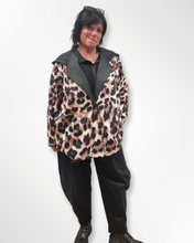 Lade das Bild in den Galerie-Viewer, CNG Blazer Jacke mit Leoprint und Kapuze Gr 42 bis 64
