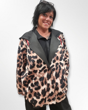 Lade das Bild in den Galerie-Viewer, CNG Blazer Jacke mit Leoprint und Kapuze Gr 42 bis 64
