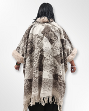 Load image into Gallery viewer, Kuscheliger Poncho Überwurf in Beige mit weichem Kunstfellbesatz alle Größen
