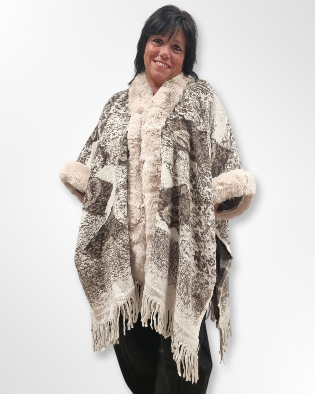 Kuscheliger Poncho Überwurf in Beige mit weichem Kunstfellbesatz alle Größen