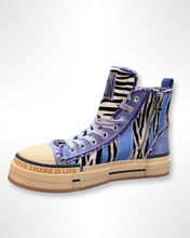 Lade das Bild in den Galerie-Viewer, Rebecca White Sneaker Zebra Velvet Jeans
