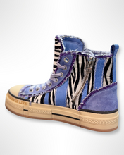 Lade das Bild in den Galerie-Viewer, Rebecca White Sneaker Zebra Velvet Jeans
