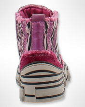 Lade das Bild in den Galerie-Viewer, Rebecca White Sneaker Zebra Velvet Fuchsia
