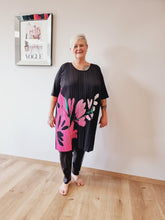 Lade das Bild in den Galerie-Viewer, CN-G Plissee Kleid in Schwarz Pink bis Gr 56/58
