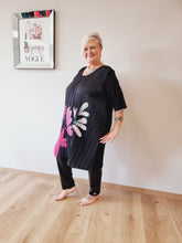 Load image into Gallery viewer, CN-G Plissee Kleid in Schwarz Pink bis Gr 56/58
