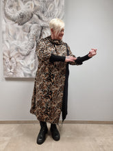 Load image into Gallery viewer, Kleid von CN-G in 4 Größe bis Größe 58/60

