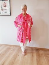 Load image into Gallery viewer, Mädchenglück Jacke  in Pink mit Weiss 31.26
