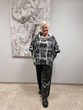 Lade das Bild in den Galerie-Viewer, Tunika von Mädchenglück in 2 Größen Schwarz Weiß mit Fallkragen bis Gr 58
