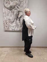 Load image into Gallery viewer, Bluse Weiß Schwarz mit Kapuze und 4 Größen bis Gr 60
