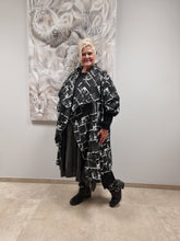 Lade das Bild in den Galerie-Viewer, Mädchenglück Jacke Mantel Überwurf in 2 Größen bis Gr 64 in Schwarz Weiß
