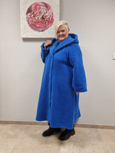 Lade das Bild in den Galerie-Viewer, CN-G Teddy Mantel mit Kapuze in blau und rot 4 Größen bis Größe 62
