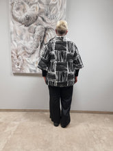 Load image into Gallery viewer, Tunika von Mädchenglück in 2 Größen Schwarz Weiß mit Fallkragen bis Gr 58
